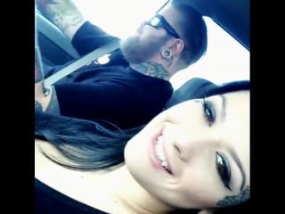 Katrina jade едет в тачке и показывает свои острые зубки