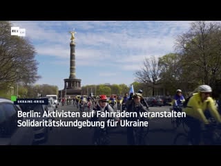 Berlin aktivisten auf fahrrädern veranstalten solidaritätskundgebung für ukraine