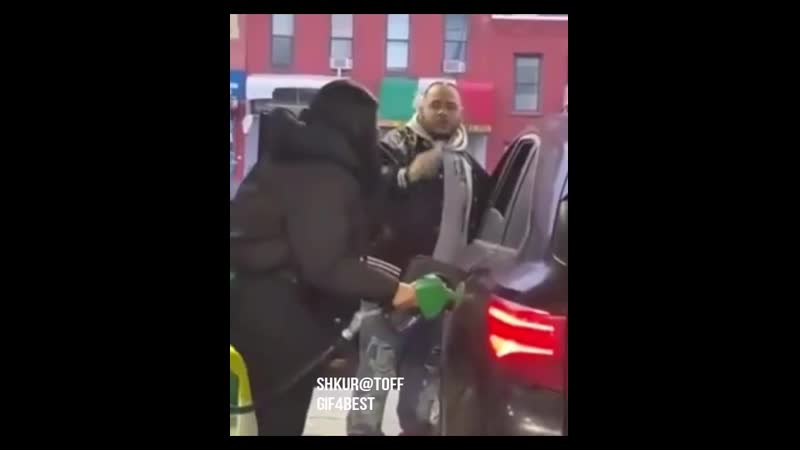 Девушка вставила пистолет в бензобак интересным способом