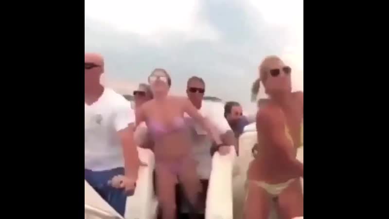 Старый видос))очки с лысого четко улетели)