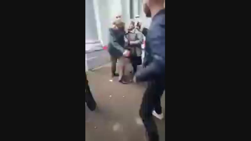 Менты задерживают пожилых