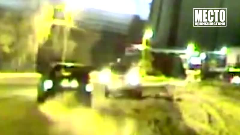 Пьяный муж и жена на опеле, елки парк