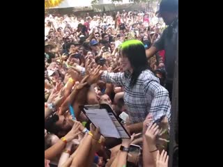 Billie thanking fans at an interview at @aclfestival in austin