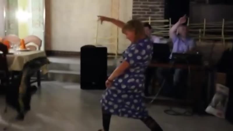 Мама жжет на папином юбилее