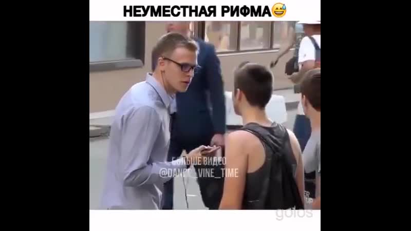 Парнишка умеет повеселить проходящих)