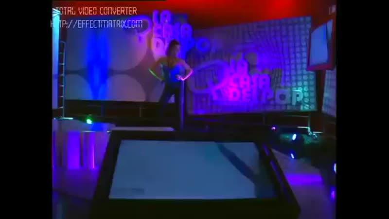 Бонус грудь певицы выпала из топика