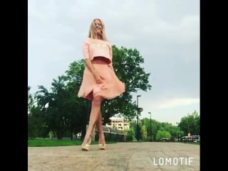 Красотка на высокий каблуках в розовом платье | high heels