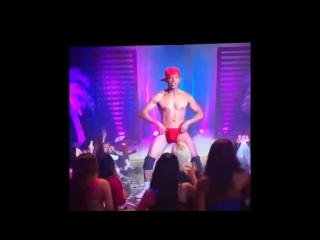 Стриптизёр с огромным членом ( 720 x 1280 ) mp4