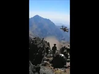 Турецкий uh 60 blackhawks забирает раненых после подрыва армейской колонны курдами