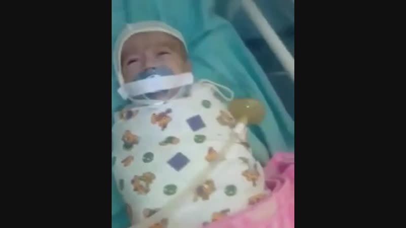 Больному малышу заклеили рот