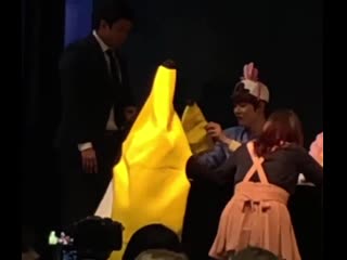 Video fansign 300319 una fan fue vestida de banana al fansign!