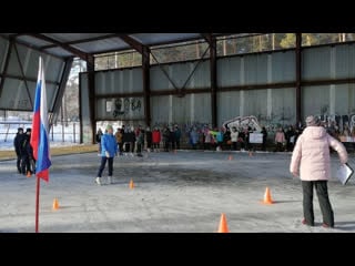 Школьница залила в посёлке свой каток