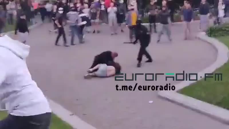 Митингующие напали на спецназовцев во время митинга