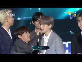 Hobi brought down the mic for yoongi pls the way im screaming bbmastopsocial bts @bts twt