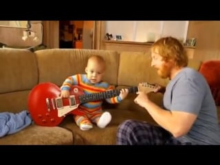 Папа рокер учит сына играть на электрогитаре