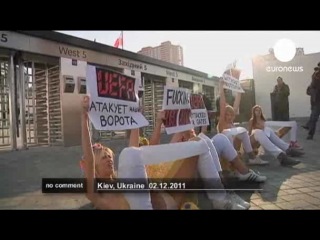 Голые украинки выступили против брака с папуасом