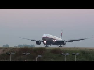 Malaysia airlines 777 200er landing 09l at paris roissy [cdg⁄lfpg]