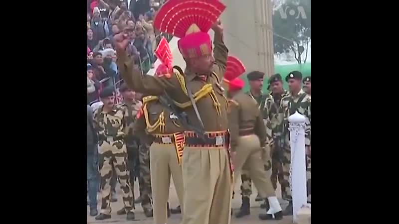 Вот так на границе между индией и пакистаном меняется караул сила и мощь стран в каждом шаге карау
