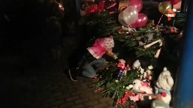 У станции метро "октябрьское поле" зажгли свечи в память об убитой девочке (видео)