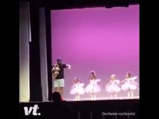 Папе пришлось поддержать дочку