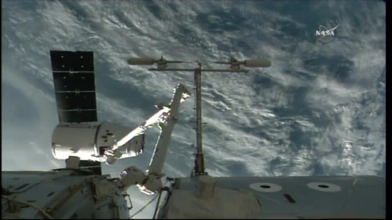 Dragon захвачен рукой манипулятором