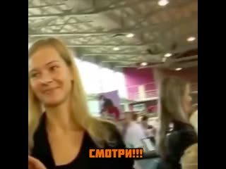 Разрешила погладить киску