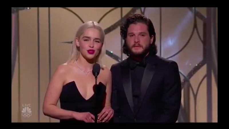 Emilia clarke e kit harington apresentando melhor série de comédia/musical