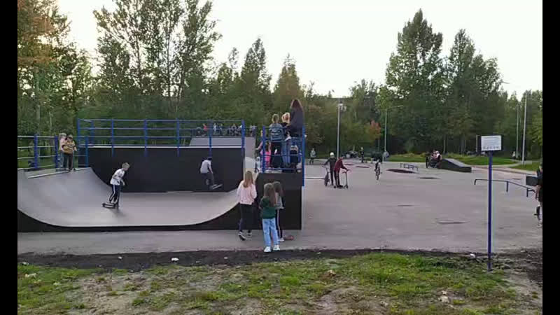 В скейтпарке