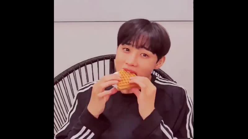 Сону кушает