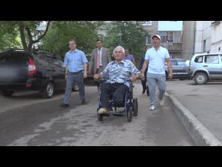 Жителю уфы партийцы вручили инвалидную коляску