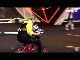 Молодые катаються на великах