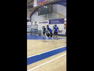 Ayol jinsiyligini oshiradigan otlar Er va xotin porno kastingga kelishdi.