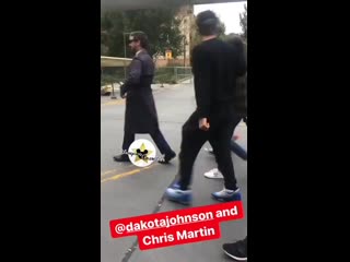 Dakota e chris martin na disneyland na califórnia