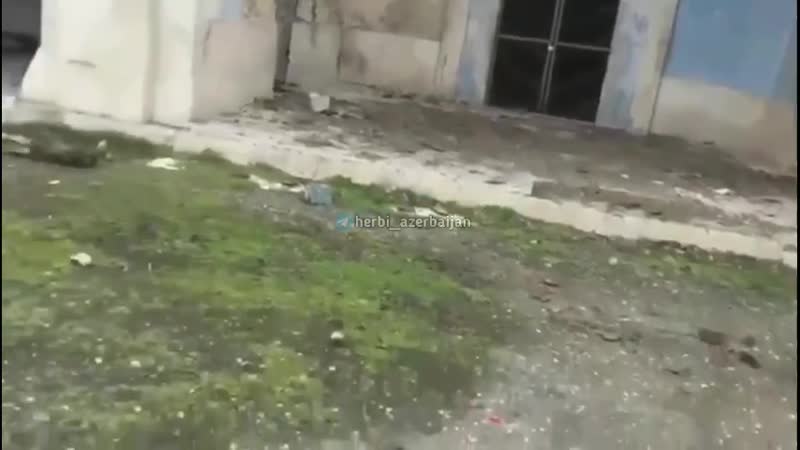 Азербайджанские бойцы у мечети джума, в агдаме