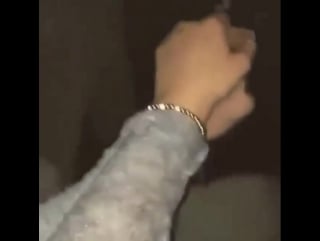 Homem beijando a mão da mulher