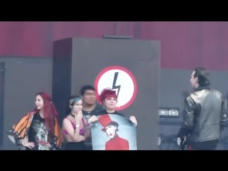 Marilyn manson force a fan to take off his avenged sevenfold t shirt