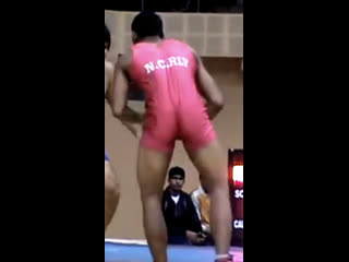 Потрясные ножки стройного индуса в красном трико // nice legs of indian wrestler in red