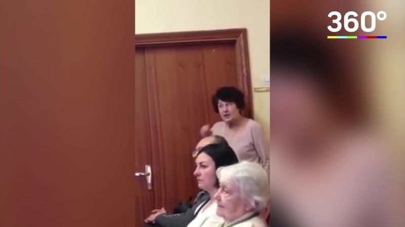 Учительница помогает своей воспитаннице спеть песню