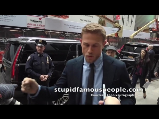 2017 май, 01 charlie hunnam is so nice with fans in nyc