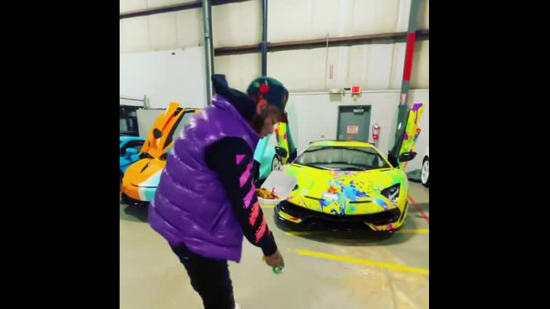 6ix9ine показывает свой автопарк