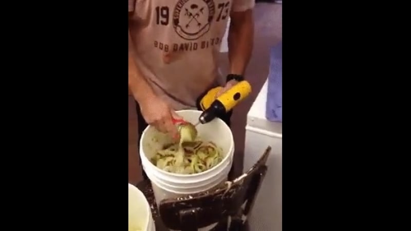 Жена попросила почистить яблоки