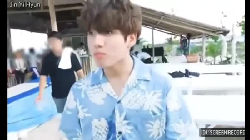 Чонгук разделал ананас голыми руками💪😱 mp4