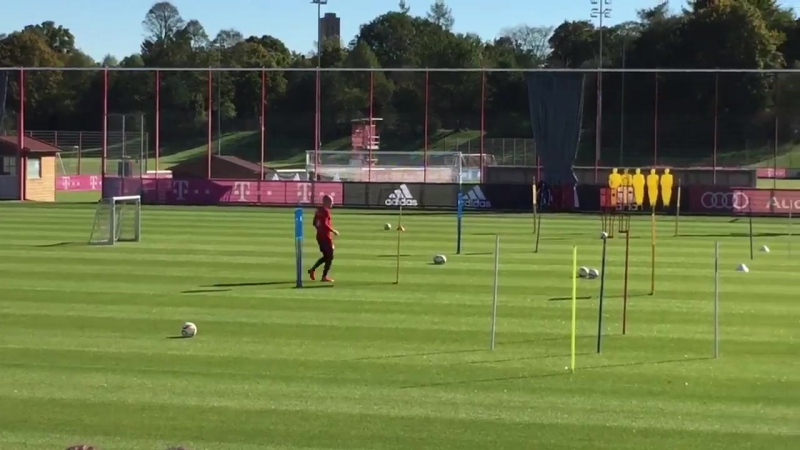 Da ist er zurück im teamtraining! arjen #robben joggt unter applaus auf den rasen