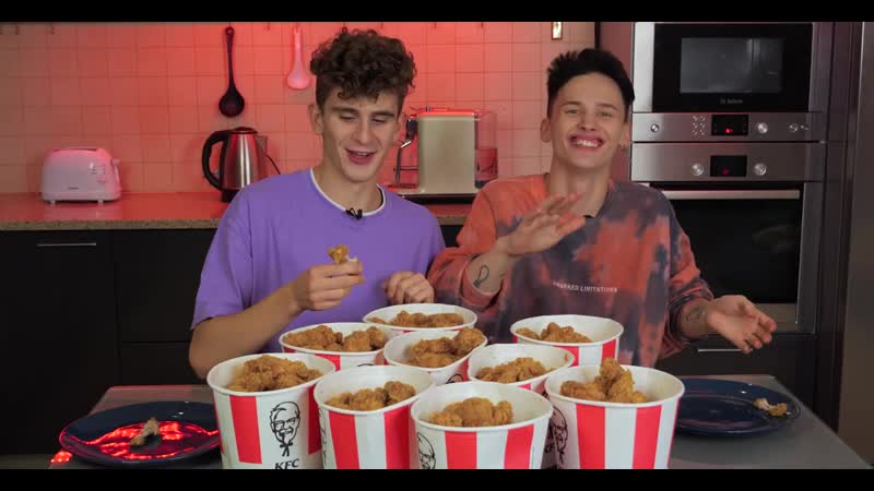 [артур бабич] съели 300 крылышек kfc c даней милохиным 😲 крыл баттл