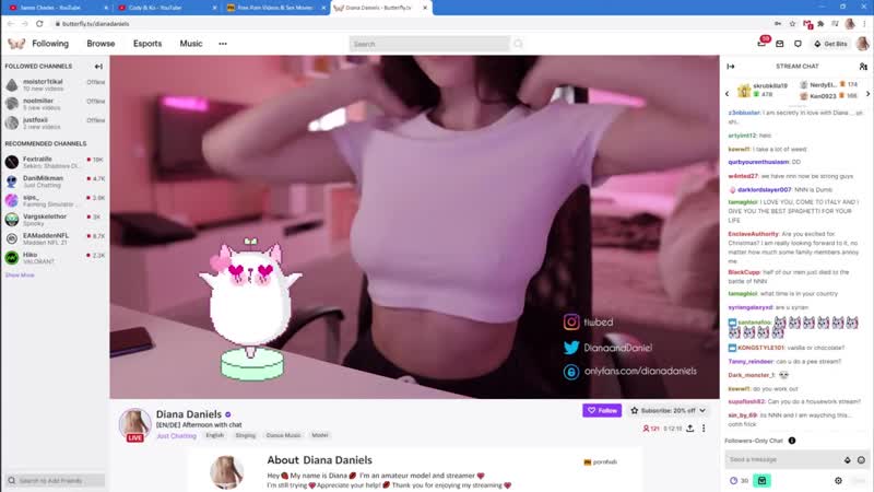 Девушка трахает доставщика пиццы во время своего стрима