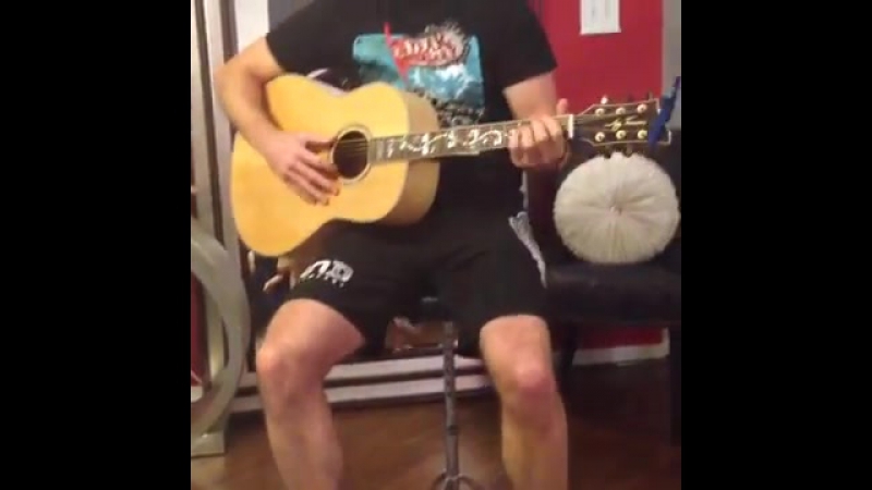 Старый барный стул не выдержал веса задницы гитариста