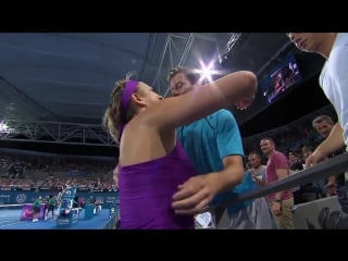 @vika7 finished off her #brisbanetennis title in style and then invited a special guest on court #azarenka