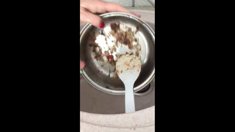 Моем посуду без моющих средств с помощью салфетки для мытья посуды из набора absolut