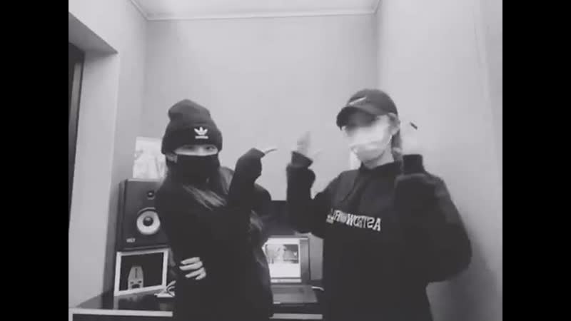 Yuqi and yena doing the zico any song challenge