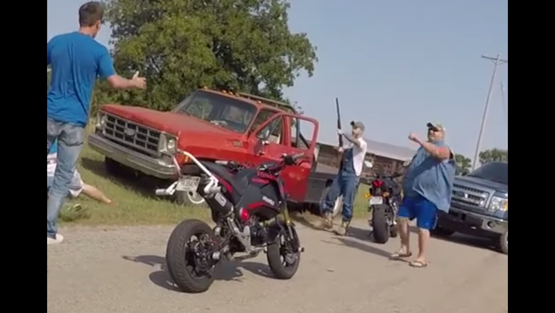 ✔ особое мнение переросший в драку конфликт между американскими байкерами и водителями попал на видео